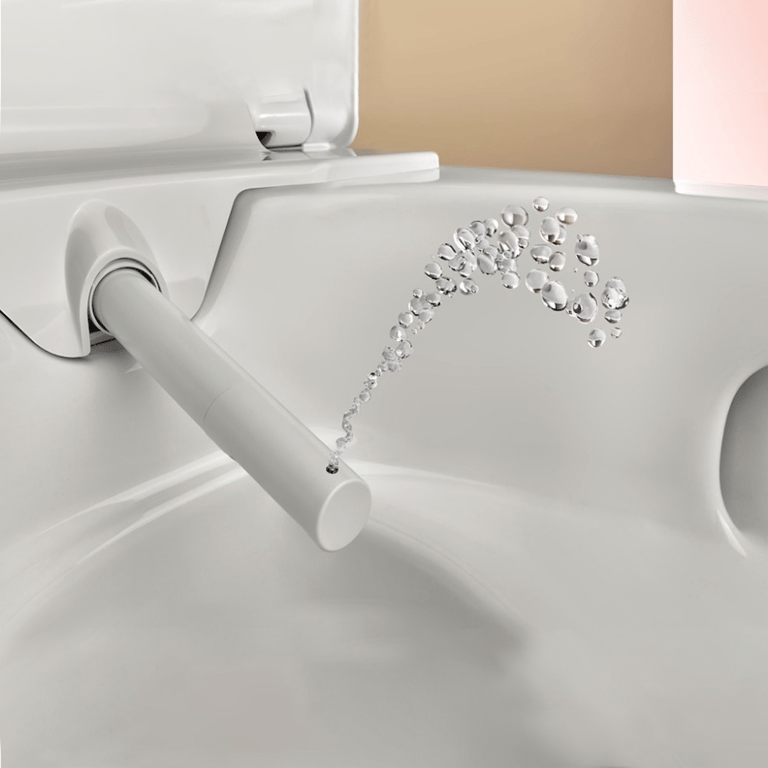 Detail eines Geberit AquaClean Alba Dusch-WCs von x²o Badezimmer mit integrierter Düse, die Wasser für optimale Hygiene und Komfort sprüht.