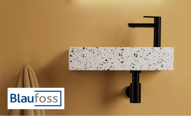 Moderner schwarzer Wasserhahn von x²o Badezimmer auf einer Terrazzo-Oberfläche mit minimalistischem Design vor warmem Hintergrund.