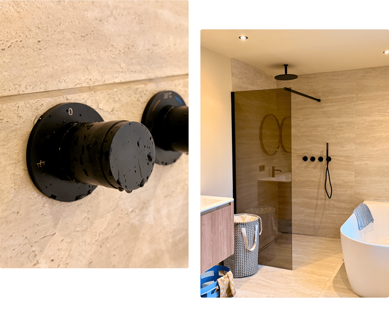 In dieser Badezimmerszene von x²o Badezimmer siehst du links eine Nahaufnahme eines nassen schwarzen Thermostatknopfs und rechts eine moderne begehbare Dusche mit getönter Glaswand, schwarzem Duschkopf und Bedienelementen, neben einem Holzmöbel und einer freistehenden Badewanne auf beigem Fliesenboden.