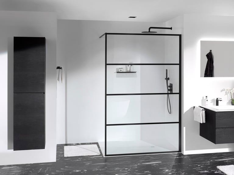 Moderne inloopdouche met zwart metalen frame, glazen wand en regendouche in een minimalistische badkamer.