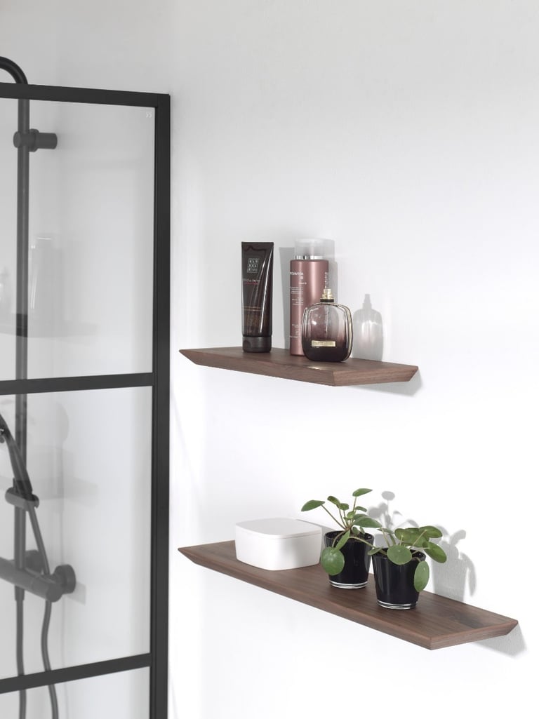 Badezimmerregale mit Pflegeprodukten und Pflanzen, modernes und schlichtes Design.