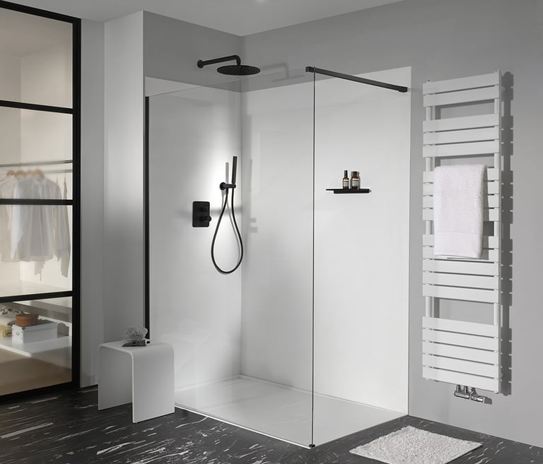 Moderne begehbare Dusche mit Regendusche, Handtuchhalter und minimalistischem Design.