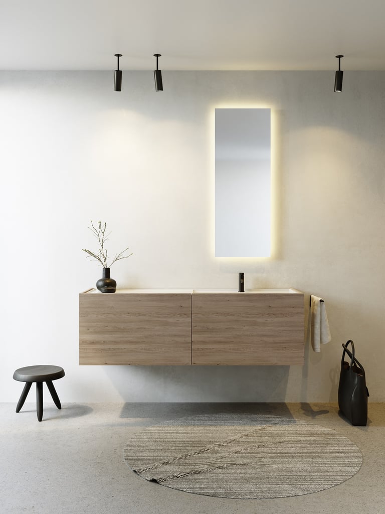 Minimalistische badkamer met zwevend badkamermeubel van 140 cm in verweerde eik uit de Balmani Cubo collectie van x²o badkamers. Het meubel combineert warme houttinten met een strakke wastafel en een hoge rechthoekige spiegel met indirecte verlichting, geplaatst in een rustige en natuurlijke setting.