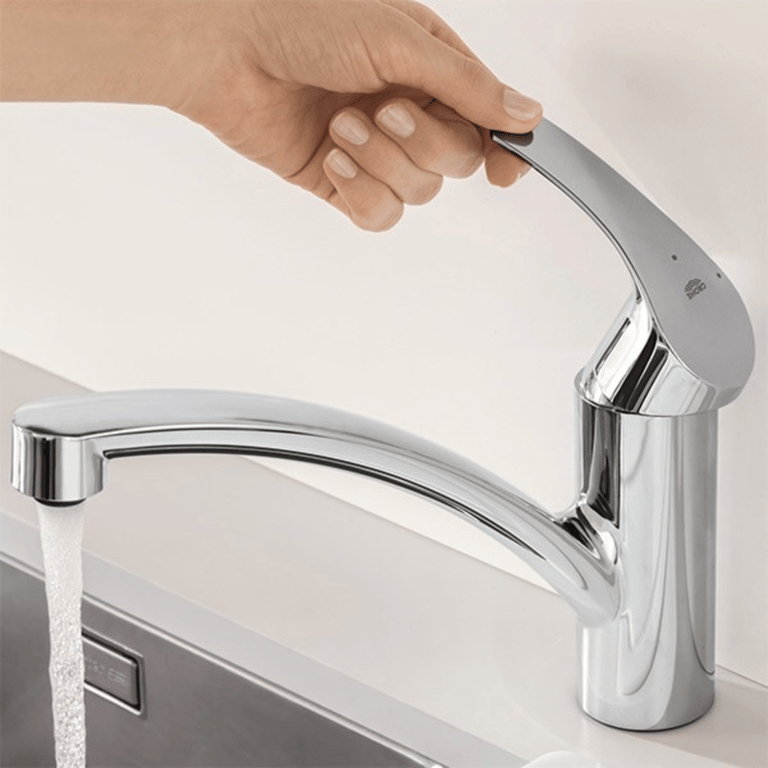 Chromen keukenkraan met een gebogen uitloop en een handvat voor het bedienen van de watertoevoer.