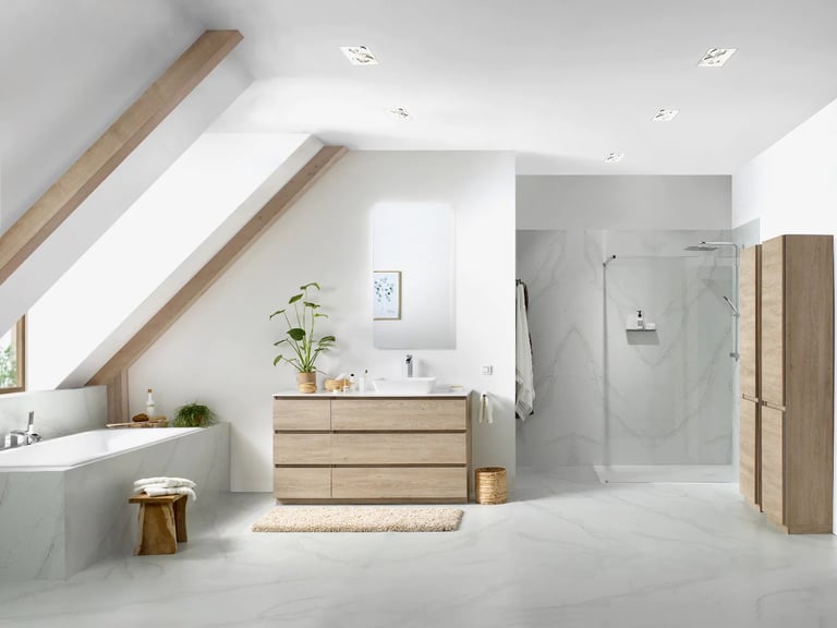 Een ruime badkamer met een ligbad, douche, houten kastjes en een moderne marmeren vloer.