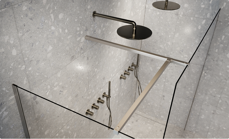 Moderne doppelte Walk-in-Dusche von x²o Badezimmer mit T-Frame-Glaswand, schwarzen Duschköpfen und Marmoroptik-Fliesen.