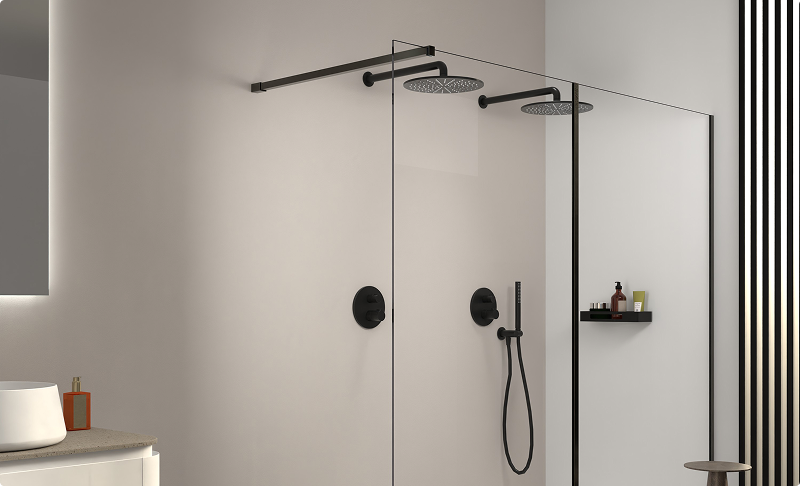 Doppeldusche von x²o Badezimmer mit zwei runden Regenduschen, Glaswand und schwarzen Armaturen in einem minimalistischen Badezimmer.