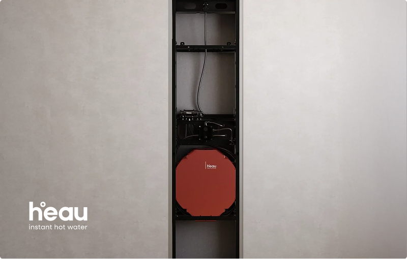 Eingebaute Heau-Heizungsanlage von x²o Badezimmer in einem schmalen Technikschrank mit moderner Verarbeitung und sichtbarem roten Boiler.
