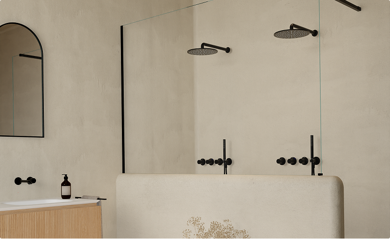 Japandi-Badezimmer von x²o Badezimmer mit doppelter Walk-in-Dusche, hellen Beigetönen und minimalistischem Holzbadmöbel.