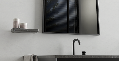 Miroir foncé au-dessus d’un lavabo noir avec tablette en marbre et robinet mural.