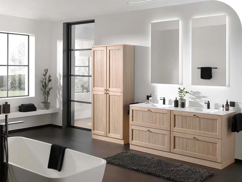 Moderne badkamer met houten meubels, dubbele wastafel, verlichte spiegels en vrijstaand bad