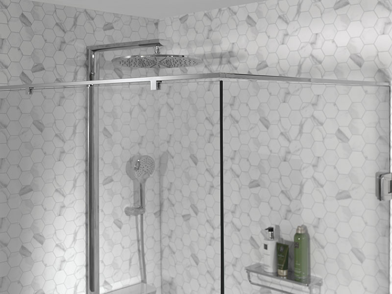 Moderne inloopdouche met glazen wand, regendouche en hexagonale marmeren tegels.