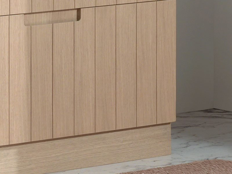 Detail van een houten wastafelmeubel met verticale lijnen, geïntegreerde handgreep en moderne uitstraling.