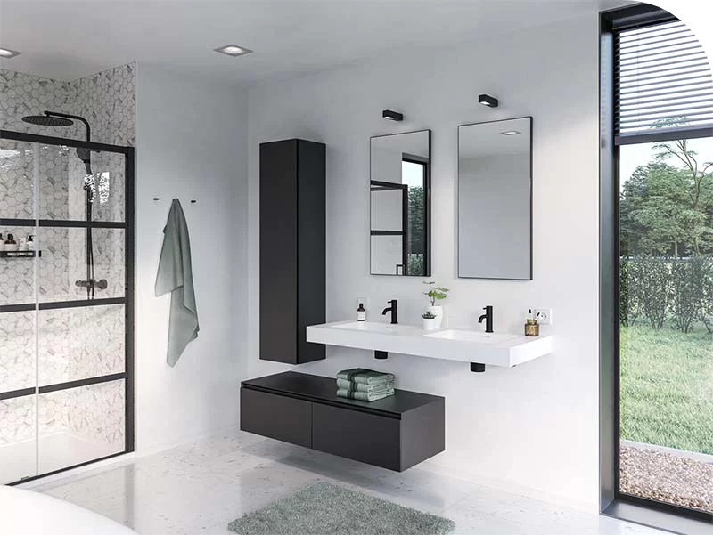 Moderne badkamer met zwart-wit kleurenschema, zwevende wastafel met twee kranen, grote spiegels, zwarte opbergkast, douche met betegelde wanden en een groot raam met uitzicht op de buitenruimte.