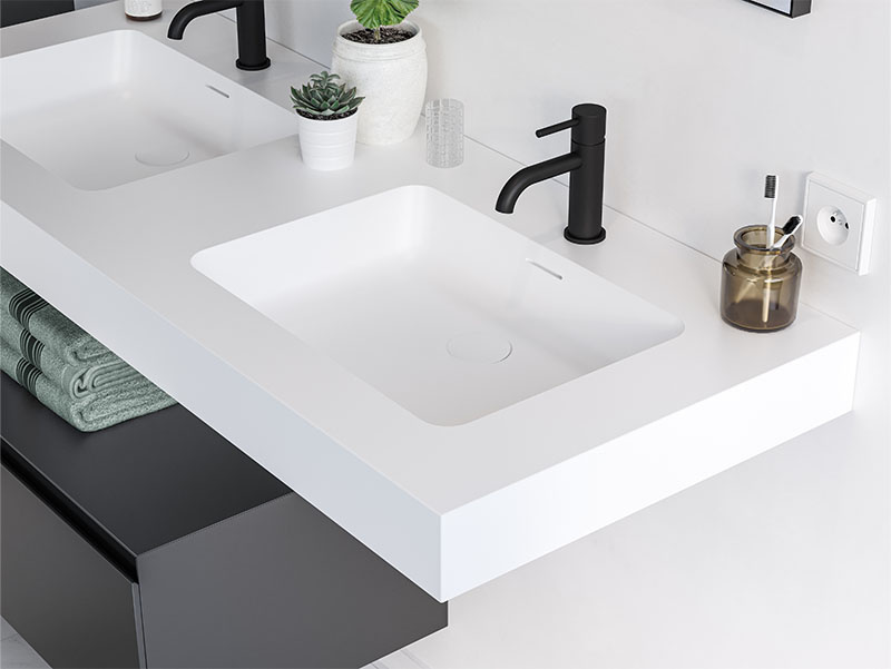 Moderne badkamer met houten wastafelmeubel, dubbele wastafel, grote spiegels, zwarte kranen, zwarte opbergkast, betegelde douchewanden en groot raam.