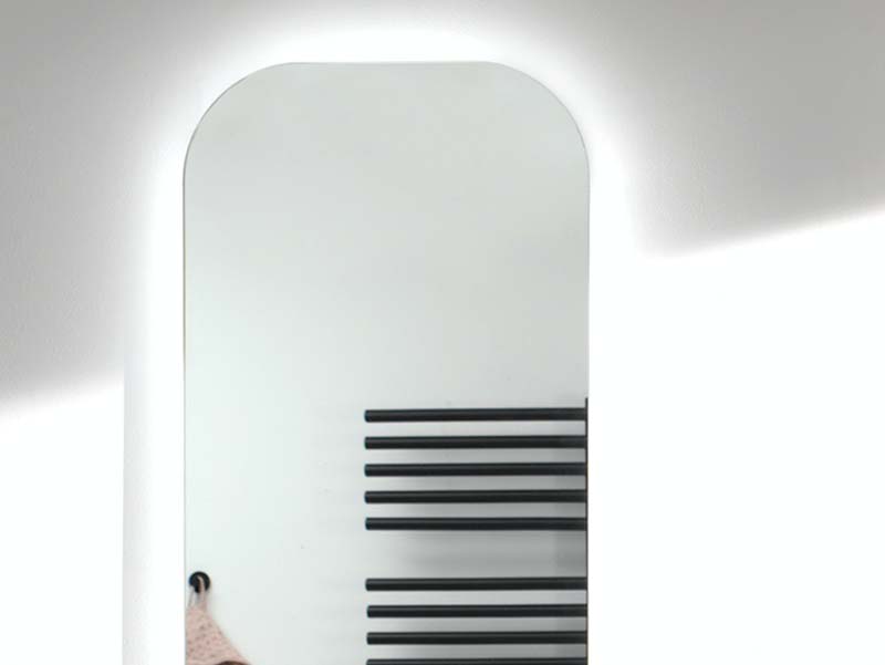 Miroir ovale avec éclairage LED intégré, design moderne et minimaliste pour la salle de bain.