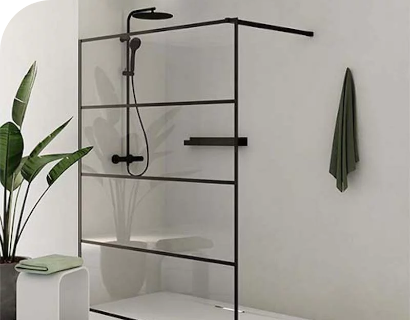  Douche à l'italienne avec cadre en métal noir et paroi vitrée, équipée d'une douche pluie et à main.