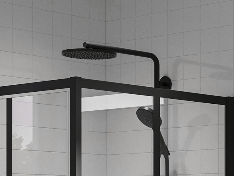Schwarze Regendusche mit Handbrause in einer Glasduschkabine, vor einer weiß gefliesten Wand.