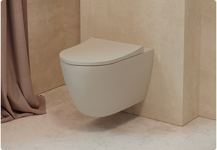 Beige hangtoilet van X2O badkamers tegen zandkleurige muur met gordijn, perfect voor Black Friday toilet aanbiedingen.	