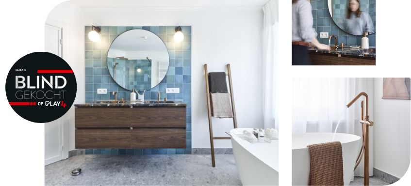 Meuble de salle de bain en bois avec plan de lavabo en marbre, miroir rond, robinet en cuivre et baignoire indépendante.