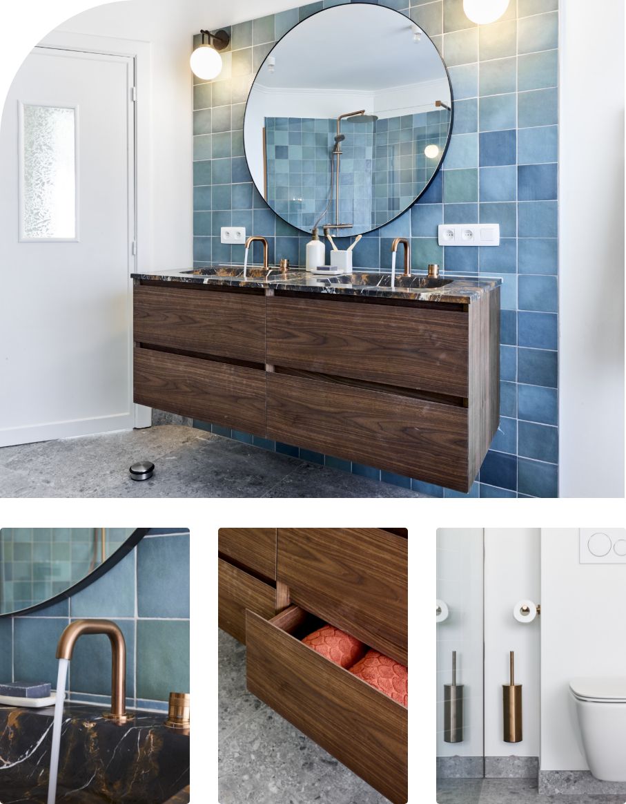 Meuble de salle de bain en bois avec plan de lavabo en marbre, miroir rond et robinet en cuivre.