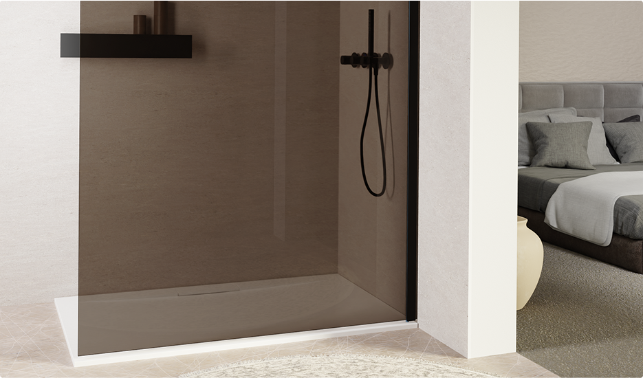 Salle de bains attenante avec paroi de douche foncée et douche pluie à côté de la chambre – X²O Salles de Bains