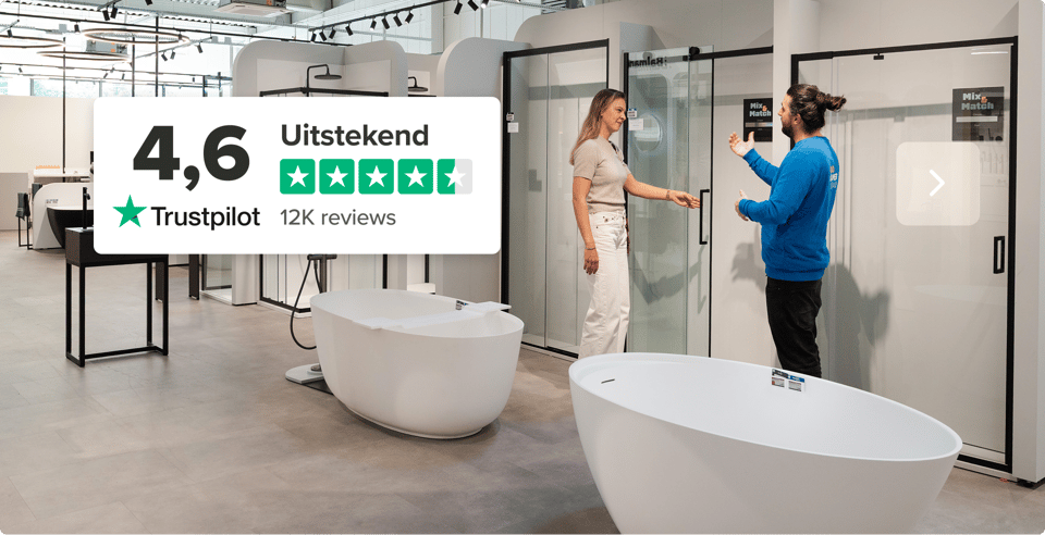In deze afbeelding zie je een ruime en lichte x²o badkamers showroom met designbaden en transparante douchewanden. Een Trustpilot-score links vermeldt “4,6 – Uitstekend”, vijf groene sterren en “12K reviews”. De scène toont twee personen die advies bespreken bij een douche, wat de expertise en betrouwbaarheid van x²o badkamers onderstreept.