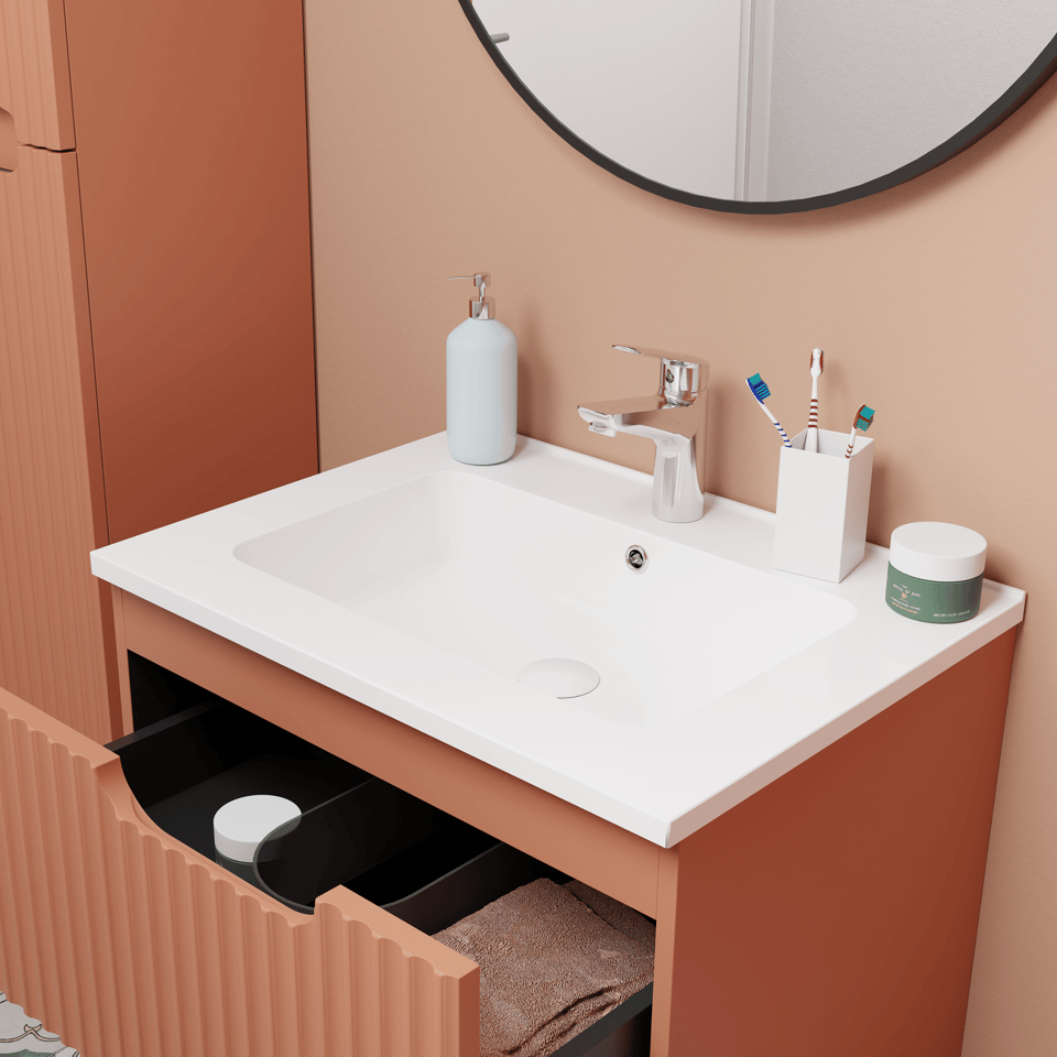Modernes Badezimmer mit Waschtisch in terracottafarbener Optik mit geöffneter Schublade mit Handtüchern und schwarzem Stauraum, integriertem weißen Waschbecken, Chromarmatur, rundem Spiegel und Accessoires wie Seifenspender und Zahnbürsten x²o Badezimmer
