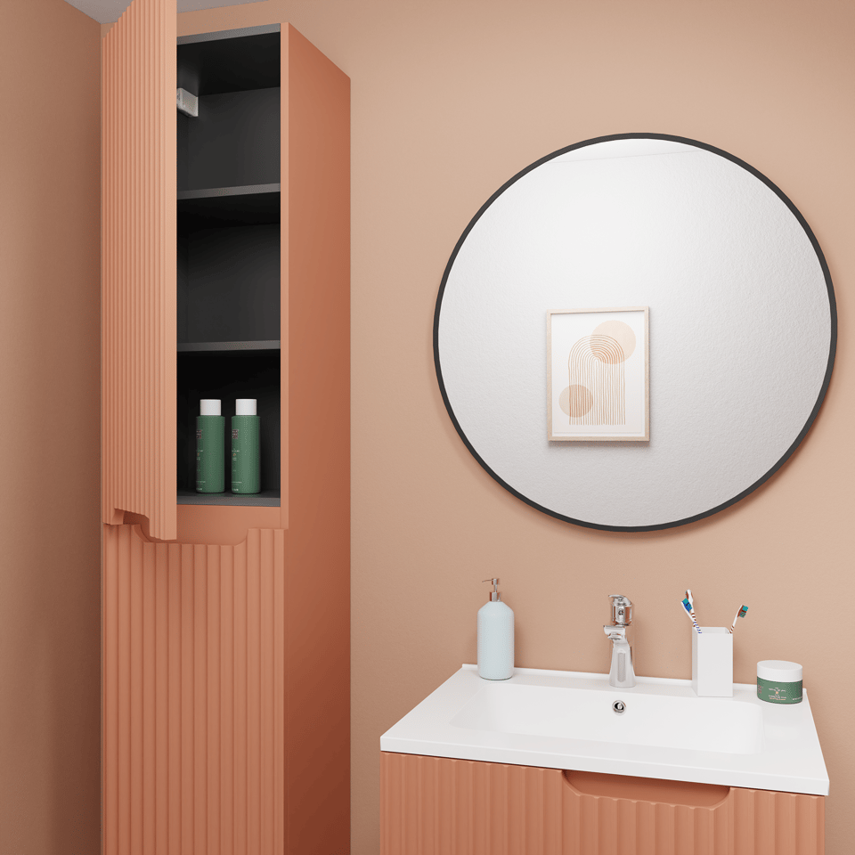 Modernes Badezimmer mit hängendem Waschtisch in terracottafarbener Rillenoptik, rundem Wandspiegel mit schwarzem Rahmen, offenem Hochschrank mit Regalböden und Flaschen, Accessoires auf dem Waschtisch wie Seifenspender, Becher mit Zahnbürsten und Dose in einer warm gestalteten Umgebung x²o Badezimmer