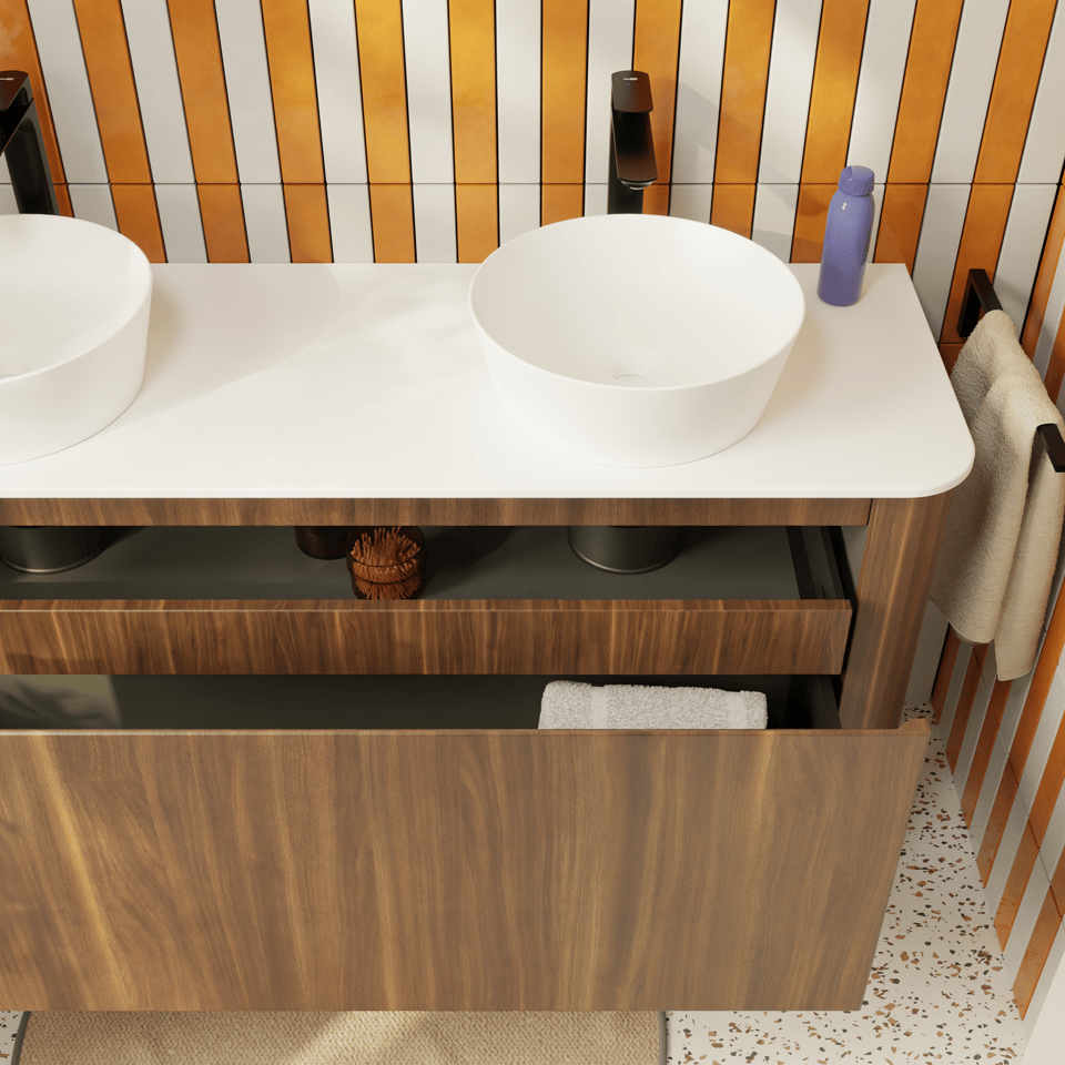 Houten badkamermeubel met open lade, witte opbouwkom, zwarte kraan en verticale oranje lattenwand met handdoek in x²o badkamers