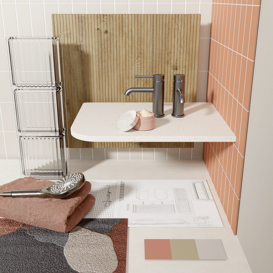 Detail eines Badezimmers mit weißer Wandablage und zwei modernen Armaturen in Edelstahloptik vor einer Holzplatte mit vertikaler Struktur, Accessoires wie eine geöffnete Dose, Glas-Seifenschale, gefaltete Handtücher mit Duschkopf darauf, Planunterlagen und Farbmuster in sanften Tönen, die ein Konzept zeigen x²o Badezimmer