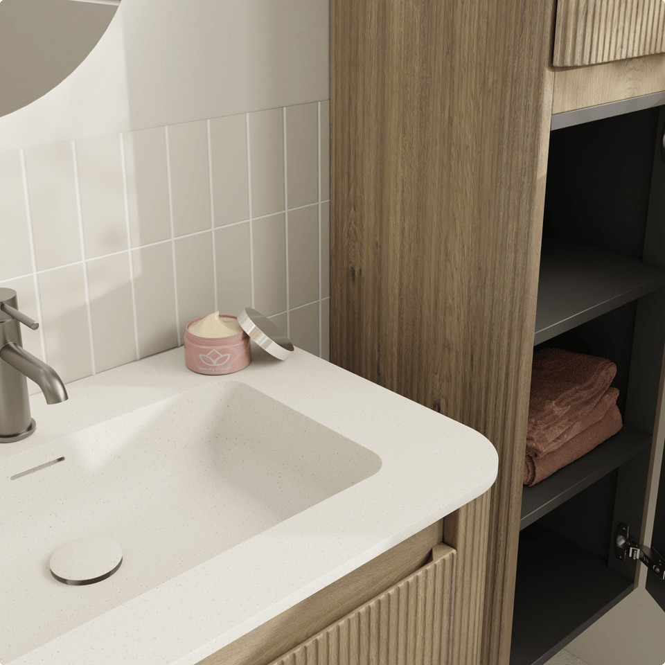 Weißes Waschbecken mit Armatur und Accessoire neben einem Holz-Badezimmerschrank mit offenem Fach und Handtüchern in x²o Badezimmer