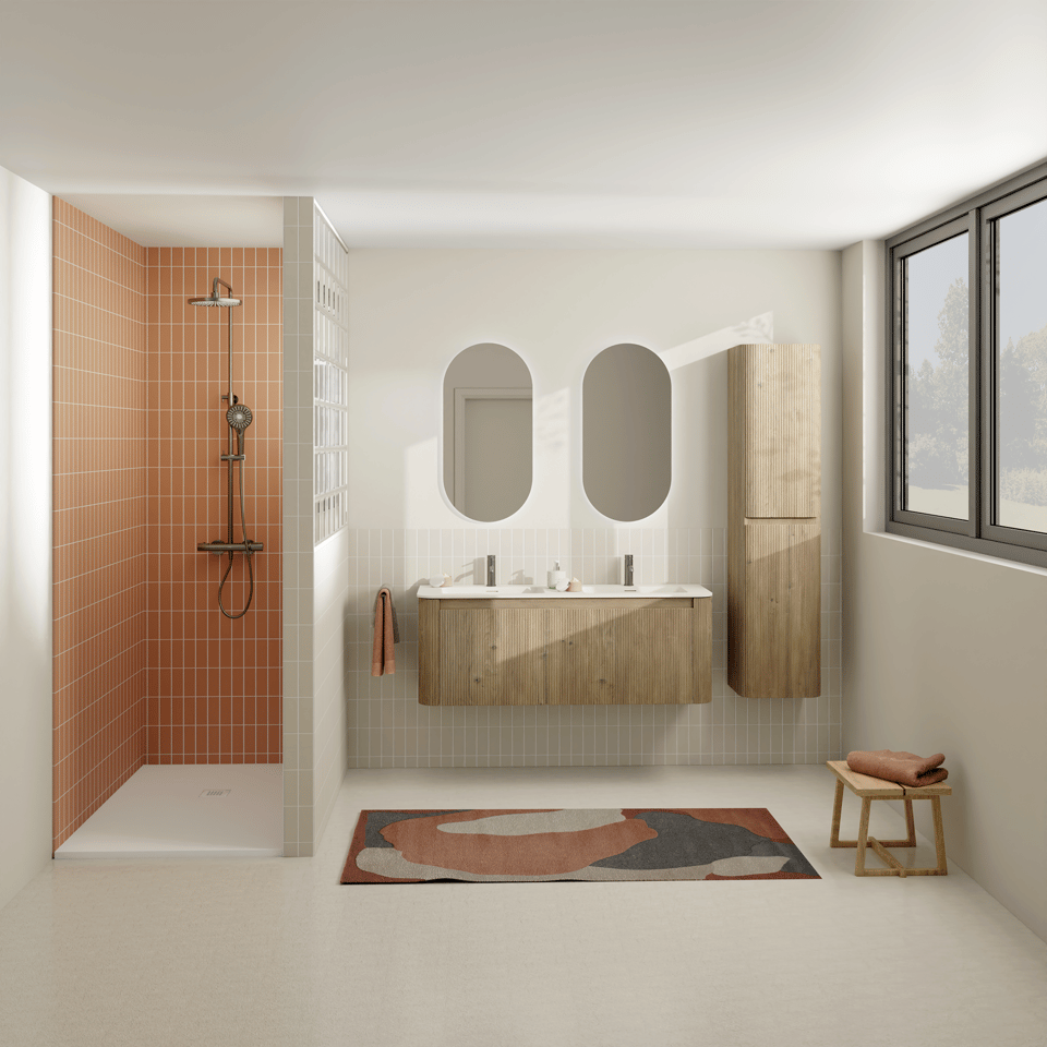 Modernes Badezimmer mit begehbarer Dusche mit orangefarbenen Fliesen, Doppelwaschbecken mit Holzmöbel und Spiegeln, Schrank und Fenster in x²o Badezimmer