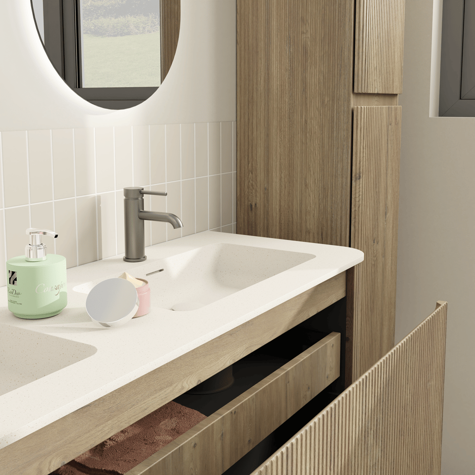 Weißes Doppelwaschbecken mit Armatur, Accessoires und offener Schublade in einem Holz-Badezimmermöbel neben einem Schrank in x²o Badezimmer