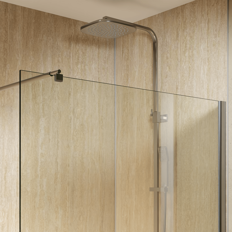 Moderne begehbare Dusche mit Glaswand, großer Regendusche und beigefarbener Wandverkleidung in Marmoroptik.