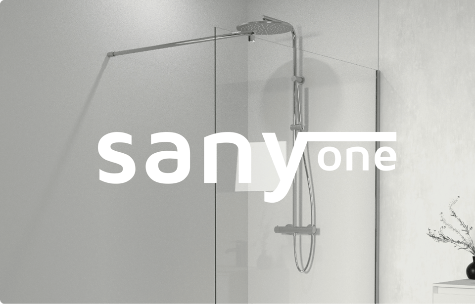 Image d'une douche à l'italienne moderne avec paroi en verre et pommeau de douche pluie fixé au mur. Le logo "sany one" est affiché en grand au centre. Image promotionnelle des x²o salles de bains.
