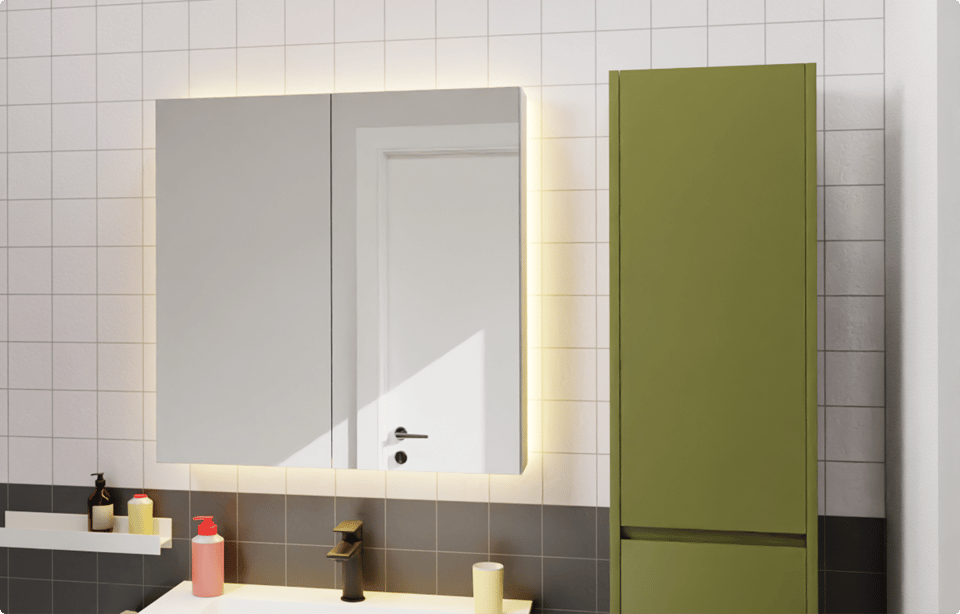 Storke Seda Olive hoge badkamerkast in olijfgroene afwerking naast een tweedelige spiegelkast met geïntegreerde verlichting, geplaatst boven een wastafel met zwarte kraan tegen een wit en grijs betegelde wand in een badkamer van x²o badkamers.