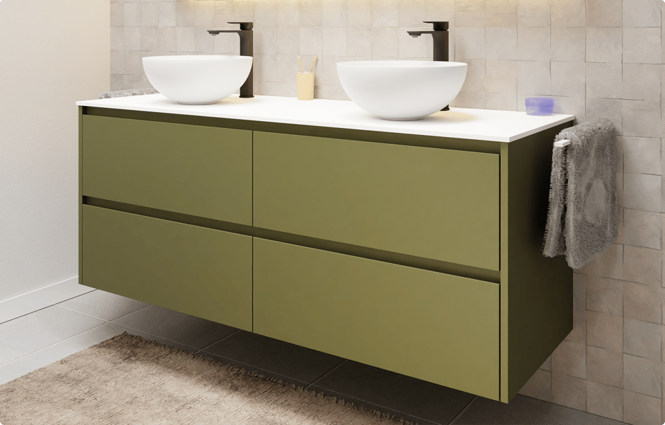 Hangend Storke Seda Olive badkamermeubel met matte witte afwerking, vier laden, wit wastablet met twee ronde opbouw waskommen en twee zwarte kranen, geplaatst tegen een beige betegelde wand met indirecte verlichting in een badkamer van x²o badkamers.