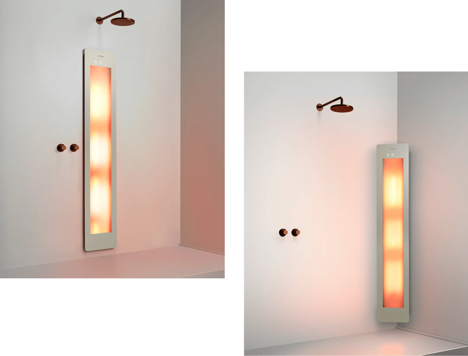 Deux configurations de douche modernes avec des panneaux Sunshower verticaux diffusant une lumière orange chaude. À gauche, le panneau est intégré dans le mur blanc avec une douche pluie en cuivre et deux boutons ronds assortis. À droite, le panneau légèrement en relief présente le même design élégant. Ce système innovant pour la détente, que tu peux trouver chez X²O Salles de bains, allie confort et style.