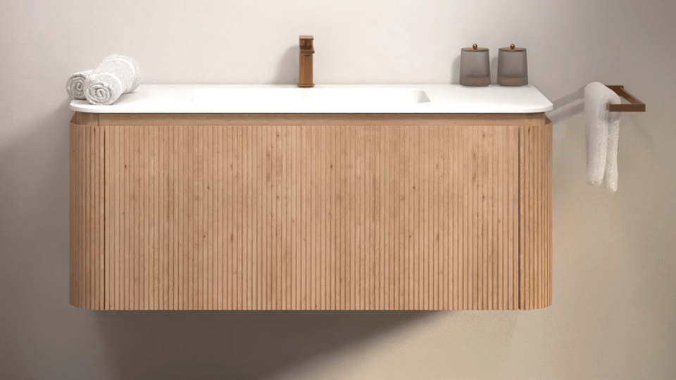 Zwevend badkamermeubel van x²o badkamers in massief hout met afgeronde hoeken en geïntegreerde wastafel bovenaan.