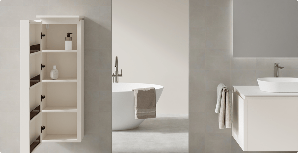 Salle de bains minimaliste avec armoire murale blanche ouverte, baignoire îlot avec serviette et meuble-lavabo moderne avec vasque.