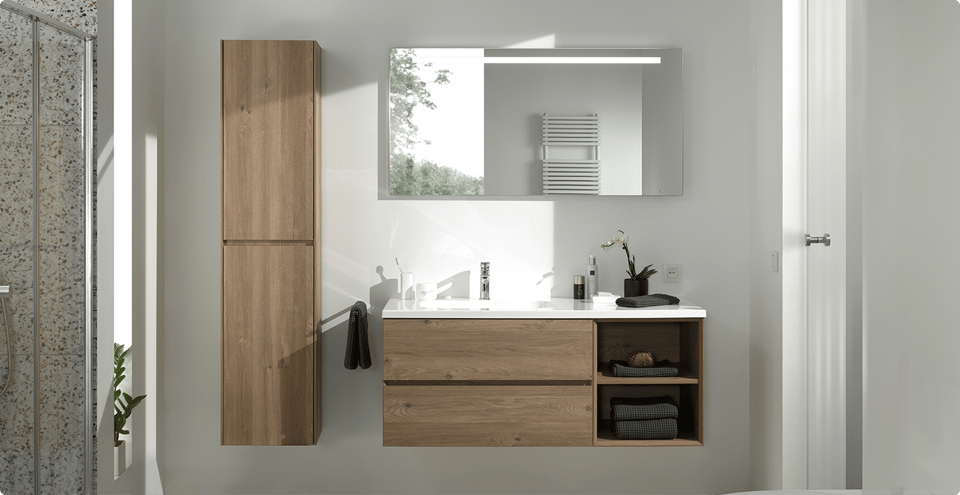 Salle de bains moderne avec meuble-lavabo en bois, armoire haute assortie, vasque avec miroir et étagère ouverte avec serviettes