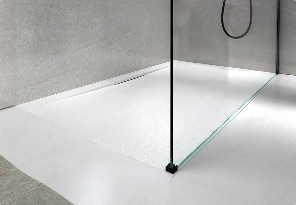 Minimalistische Duschwanne mit Glaswand in einer begehbaren Dusche – X²O Badezimmer
