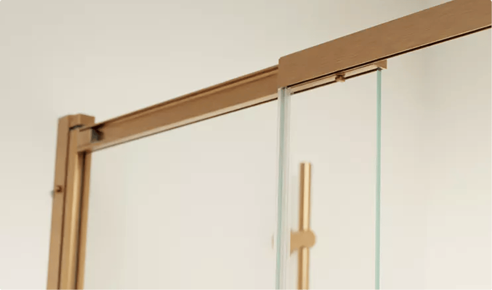 Nahaufnahme eines eleganten goldfarbenen Duschprofils – X²O Badezimmer