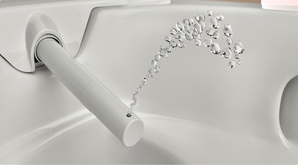 Detail eines Dusch-WCs mit Wasserstrahl aus der Reinigungsdüse zur Reinigung, in einem WC von x²o Badezimmer.