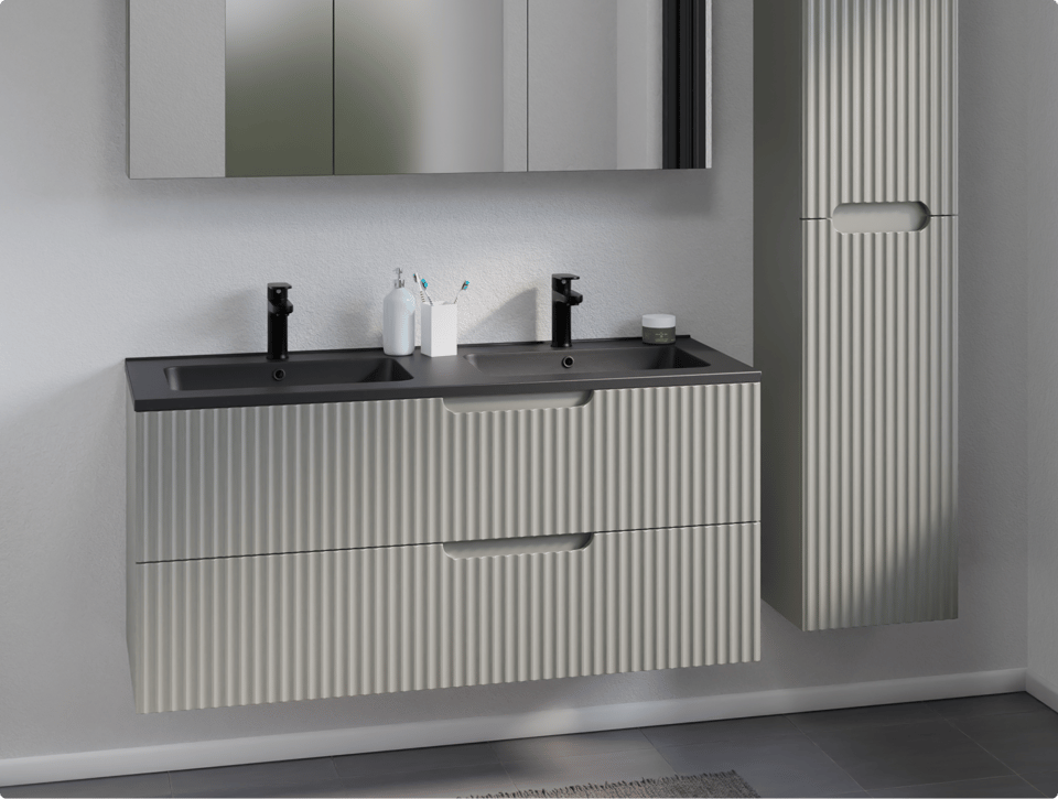 Grau geriffeltes Badezimmermöbel mit mattschwarzer Waschtischplatte und mattschwarzen Armaturen, ergänzt durch einen Spiegelschrank darüber.