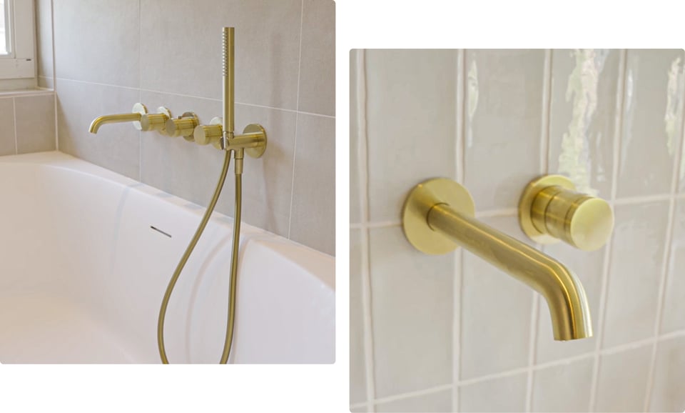 Gouden wandkraan en handdouche gemonteerd boven een wit bad, geplaatst tegen een wand met neutrale matte tegels. Een ontwerp van x²o badkamers.