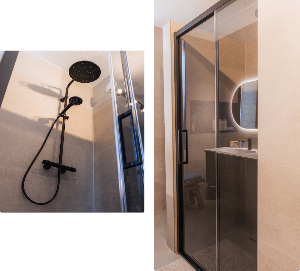 Gauche : Douche pluie noire avec douchette sur un mur clair. Droite : Douche à l’italienne avec porte coulissante en verre et meuble vasque en bois avec miroir éclairé.