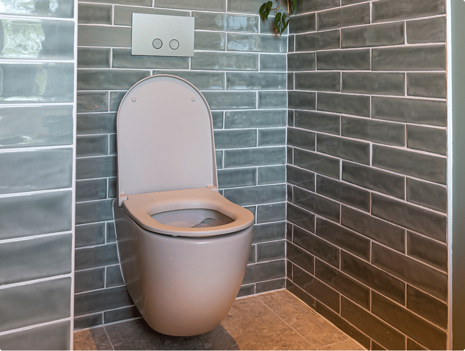 Luca Varess Vinto hangtoilet van x²o badkamers in een moderne toiletruimte met glanzende groene wandtegels en minimalistische afwerking.