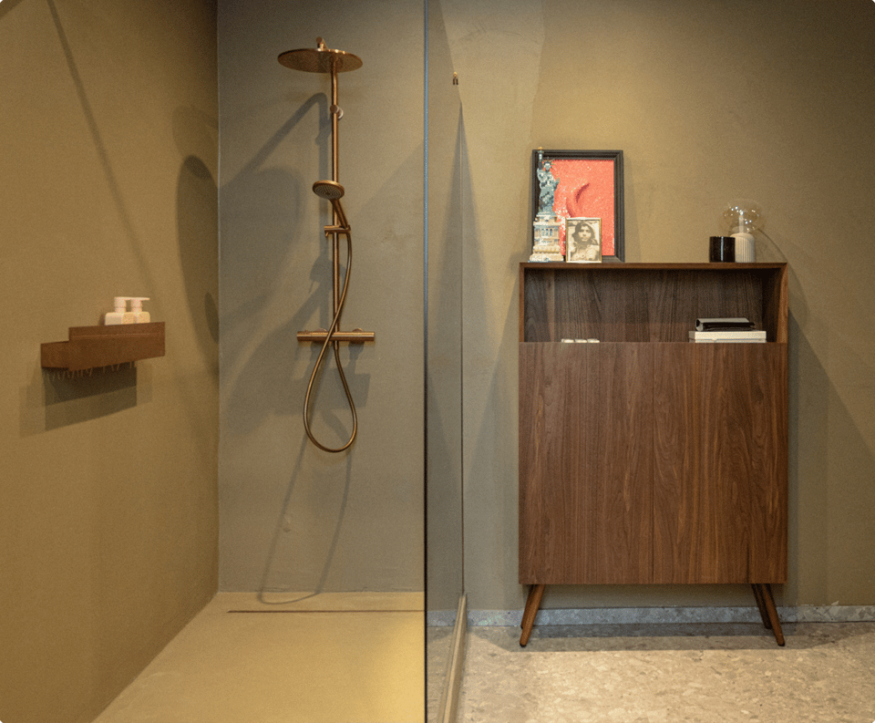 Open X²O douche met regendouchesysteem, naast een retro wandkast.